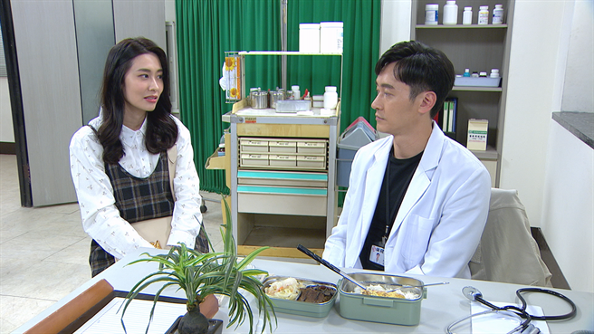 马俊麟（右）在《一家团圆》和张郁婕凑对。（三立提供）