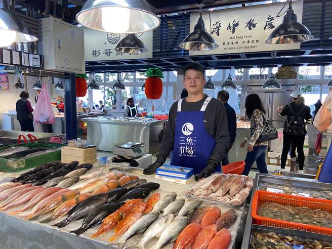柏鈞海鮮業者黃先生表示，家族在南寧市場已經營30年，新的魚市場整體舒適度、規畫動線都不錯，一切都還在適應中。（吳佩蓉攝）