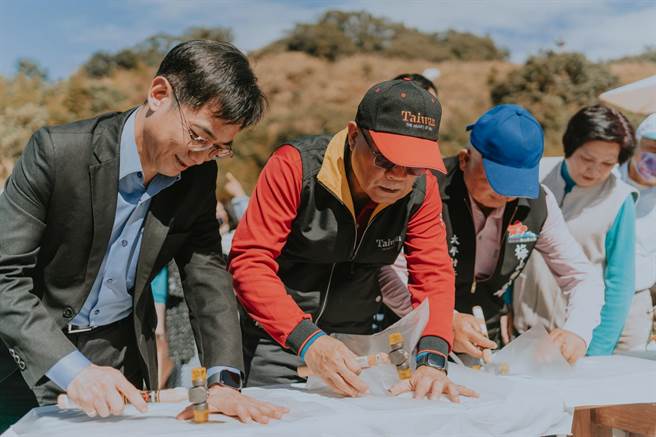 星光下婚礼迈入第5年，今年首度选在嘉义县梅山乡太平云梯举行， 并结合当地手作与植物染体验。（阿里山国家风景区管理处提供／吕妍庭嘉义传真）