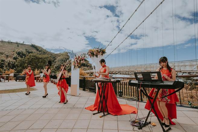 星光下婚礼迈入第5年，今年首度选在嘉义县梅山乡太平云梯举行，1日阿里山国家风景区管理处举办宣传记者会，并请来乐团营造婚礼气氛。（阿里山国家风景区管理处提供／吕妍庭嘉义传真）