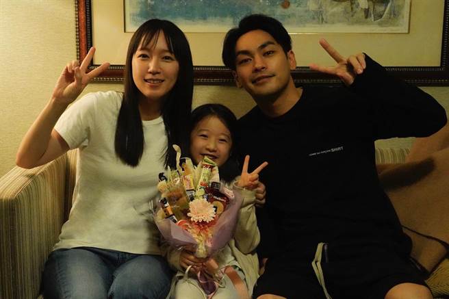 柳乐优弥、吉冈里帆和童星志水心音的「全家福」照公开。（Disney＋提供）