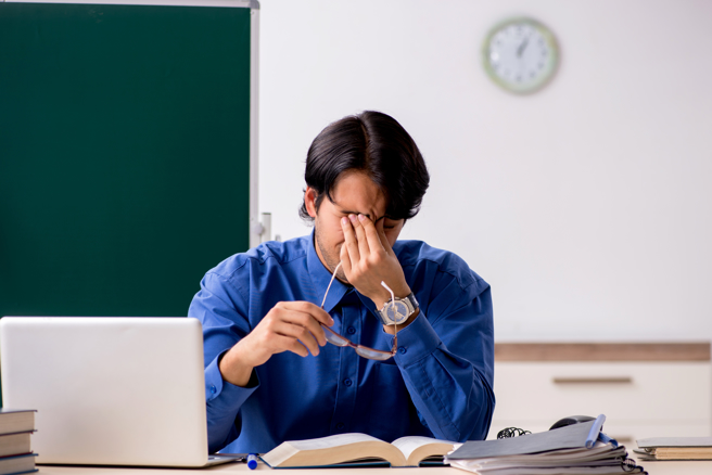 该讲师被学生指控，上课时开黄腔提到「老师有看A片」、「女生以后要练臀部，这样以后才会幸福」遭校方成惩处接受8小时性平课程。（示意图/shutterstock）