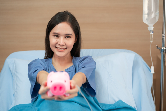 鲁索声称自己8个月前被诊断出胰臟癌二期，外加急性淋巴性白血病，已接受15轮化疗。
(示意图，非当事人／shutterstock)