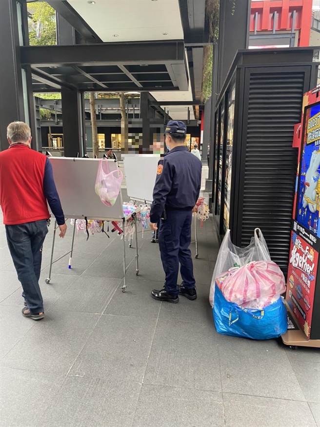 警方将严格取缔信义商圈违规摆摊。（翻摄照片／林郁平台北传真）