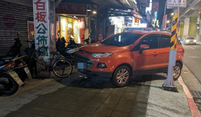 新北市一名网友在路边发现一辆车违停在人行道上，拍照检举后收到警方回覆「违规态样不明确」不开罚，让他超纳闷。（翻摄自PTT）