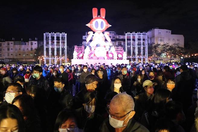 桃园灯会今晚开幕，现场涌入超过6千人。（蔡明亘摄）