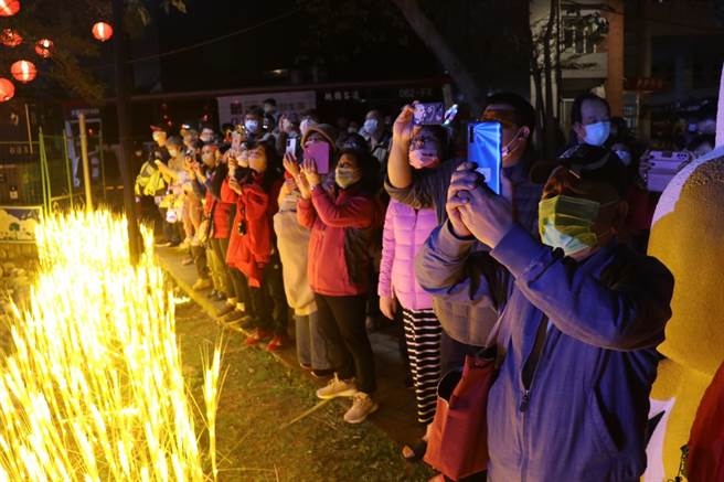 民眾抢拍「GoFlyKite」无线风筝夜光剧场。（蔡明亘摄）