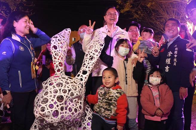 桃园市长张善政与热情民眾合影。（蔡明亘摄）