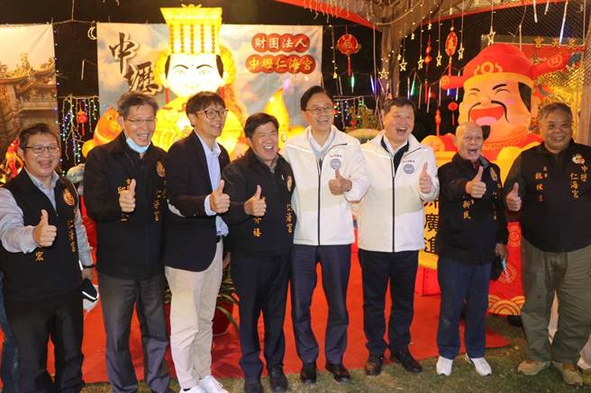 桃园市长张善政逛桃园灯会特色灯区。（蔡明亘摄）