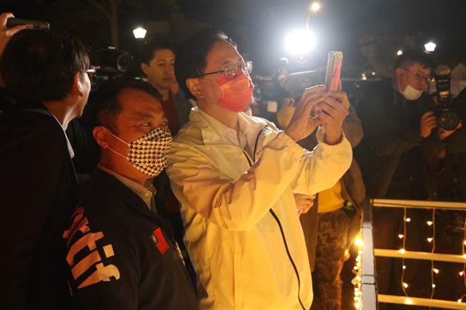 桃园市长张善政狂按快门，笑说要将灯会的美拍给远在美国的儿子看。（蔡明亘摄）