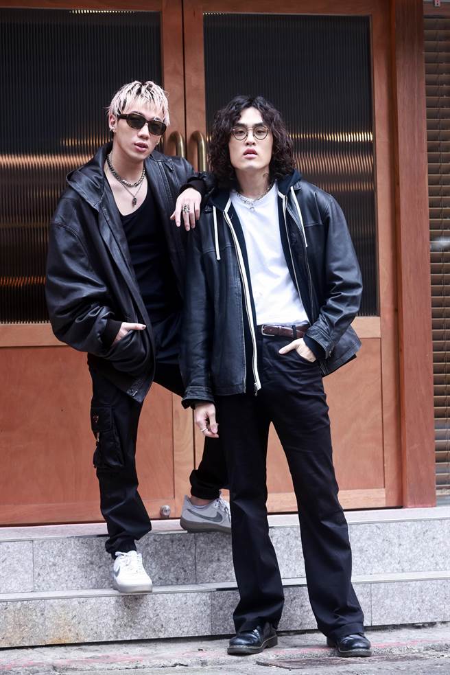 ØZI（左）、同门师弟The Crane鹤1日举办媒体活动，畅聊近况。（新乐园音乐提供）