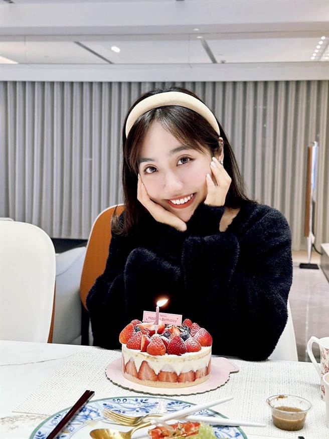 蔡佩轩日前欢庆28岁生日，开心享受生日蛋糕。（可瑞思国际娱乐提供）