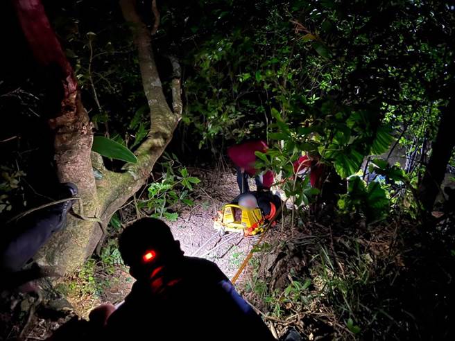 新北市贡寮区旧草岭隧道发生妇人失足跌落山谷意外，警消紧急救援。（翻摄照片／张志康新北传真）