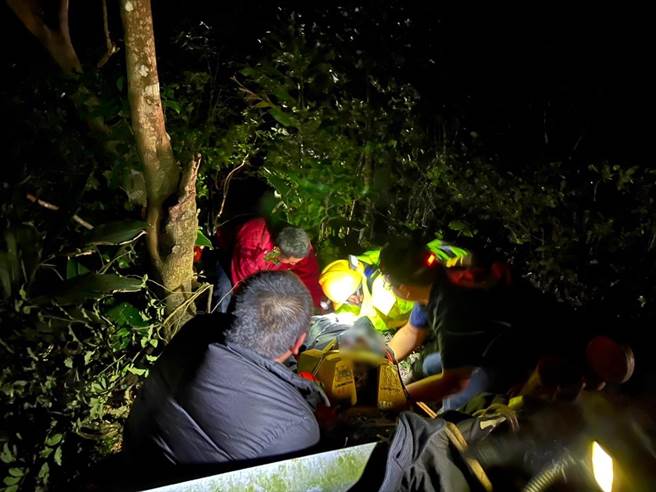 新北市贡寮区旧草岭隧道发生妇人失足跌落山谷意外，警消紧急救援。（翻摄照片／张志康新北传真）
