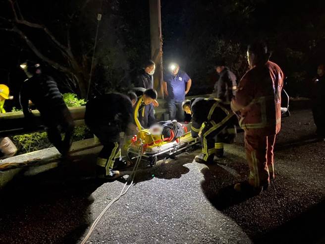 新北市贡寮区旧草岭隧道发生妇人失足跌落山谷意外，警消紧急救援。（翻摄照片／张志康新北传真）