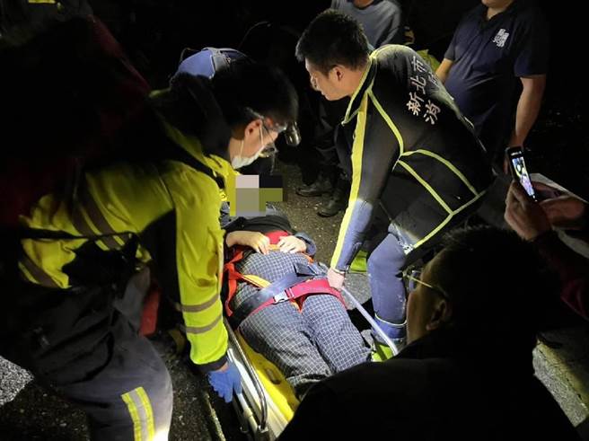 新北市贡寮区旧草岭隧道发生妇人失足跌落山谷意外，警消紧急救援。（翻摄照片／张志康新北传真）