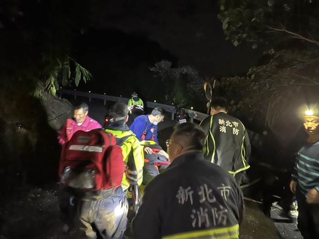 新北市贡寮区旧草岭隧道发生妇人失足跌落山谷意外，警消紧急救援。（翻摄照片／张志康新北传真）