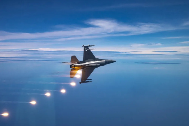 F-16投放熱焰彈。(圖/美國空軍)