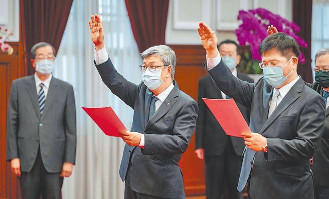 图为总统府1月31日举行行政院长陈建仁（中）及总统府秘书长林佳龙（右）及其他首长宣誓就职典礼。（图／总统府提供）