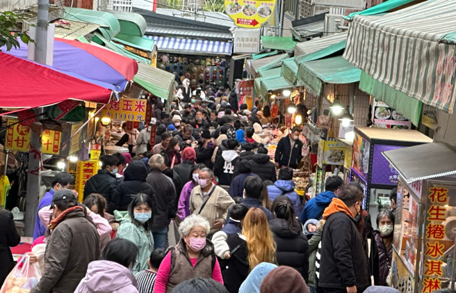 一名网友抱怨有些年长者偏好动手不动口，在人潮拥挤处会直接把人拨开或推开，让他觉得十分无礼。图为年节期间内湾风景区。（陈怡诚摄）