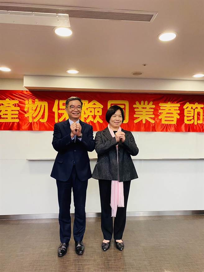 产险公会举办新春团拜，理事长李松季(左)呼吁，政府应修改法定传染病定义，右为保险局长施琼华。(产险公会提供)