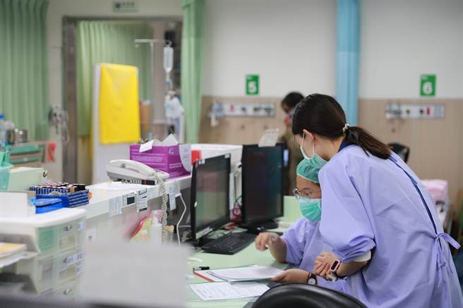 台南市立安南医院院长主秘麻醉科苏翔医师号召4位麻醉科医师组成「安南麻醉支援行动队」，至今已连续2年在春节期间接力到恒基医疗支援。（恒基提供／谢佳潾屏东传真）