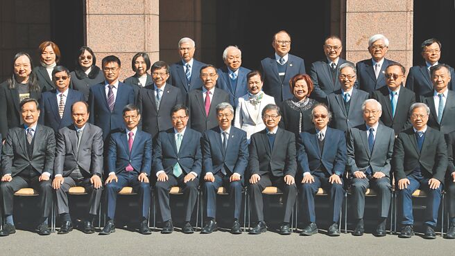 新任行政院長陳建仁（前排中）昨（1月31日）正式上任，並率全體閣員們一起拍大合照。（劉宗龍攝）