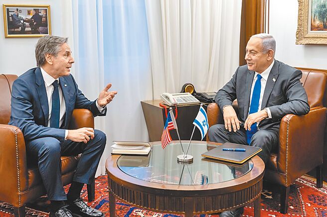 美国国务卿布林肯（左）访问以色列，与以国总理纳坦雅胡（右）会晤。（摘自美国国务卿布林肯推特）
