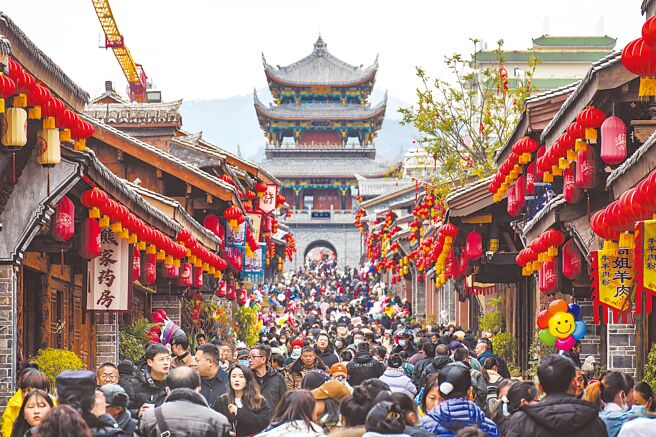 大陆疫控解封后，经济復甦也逐步加温；1月的PMI升至50.1％，时隔3个月重返扩张区间，标志制造业景气明显回升外，国际货币基金（IMF）昨日也调升大陆今年GDP增长至5.2％。（新华社）