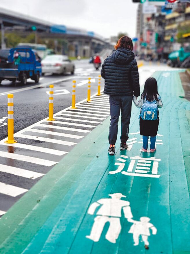 地方政府特地画设人行道，提醒车辆注意。（新北市交通局提供／叶德正新北传真）