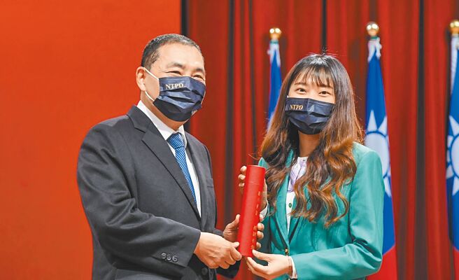 新北市长侯友宜在警政工作会报表扬拦阻诈骗有功的金融机构行员。（新北市政府警察局提供／王扬杰新北传真）