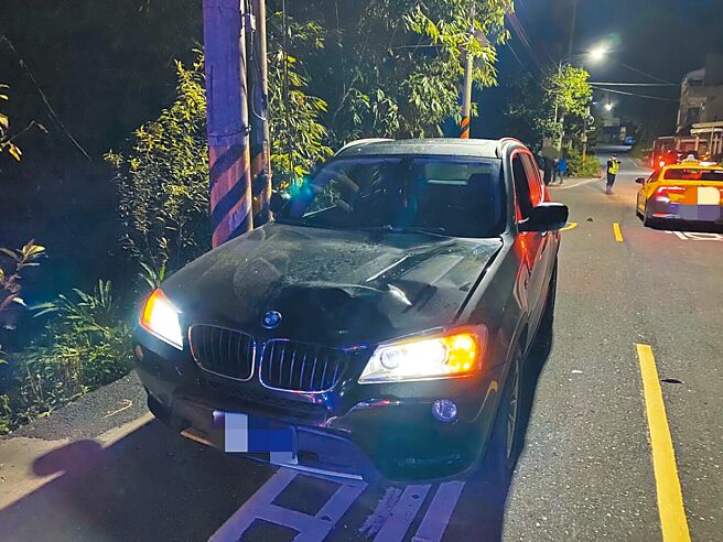 赖男酒后驾驶黑色BMW休旅车，逆向撞上要过马路的苏姓妇人。（新北市政府警察局汐止分局提供／吕健豪新北传真）