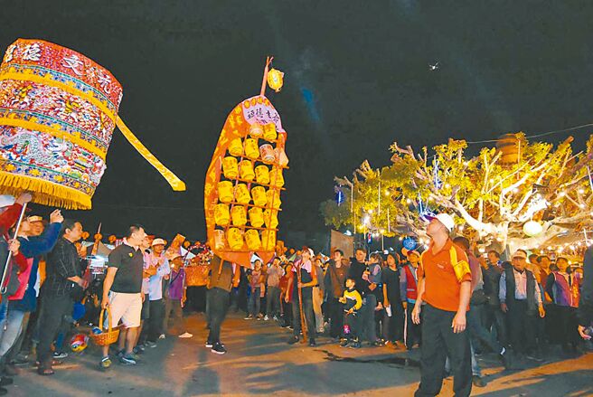 沿袭百年旧风貌的花坛白沙坑迎灯排，是地方重要的民俗活动。（本报资料照片）