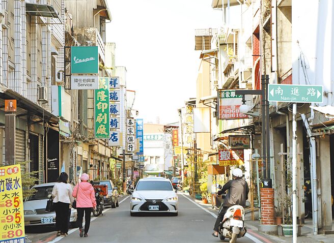 潮州建基老街不敵時代變遷逐漸沒落成「汽機車行駛而過的一條街」，為此，鎮公所有意透過公民審議計畫，將老街例行性封街辦活動，帶遊客徒步看見老街之美。（謝佳潾攝）
