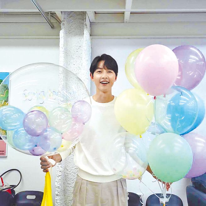 宋仲基爱情事业两得意，刚结婚就要暂别爱妻去匈牙利拍戏。（摘自IG）