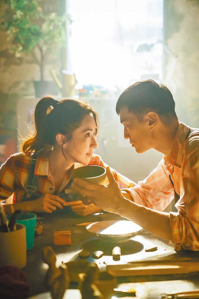 隋棠（左）跟鍾承翰在《詐團圓》中上演「窯房之戀」。（双喜提供）