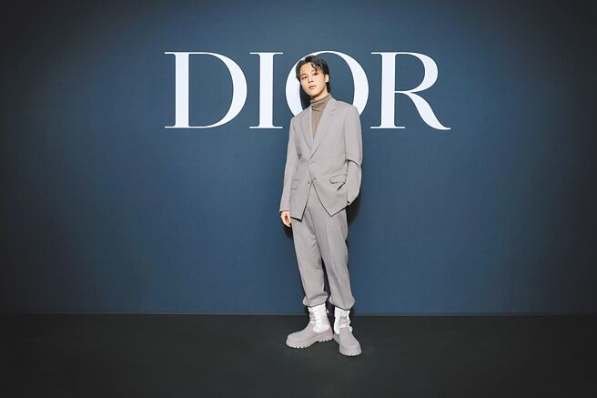 防彈少年團的Jimin現身Dior大秀現場，一身淡灰色西裝相當吸睛。（Dior提供）
