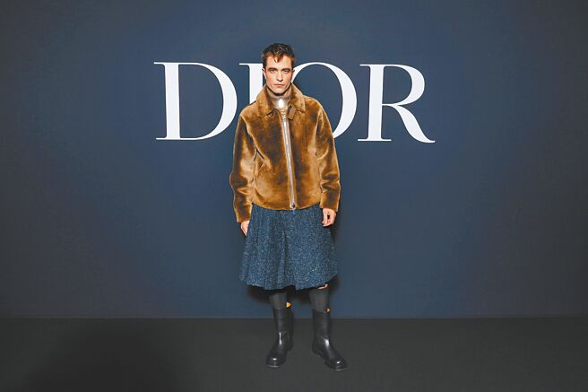 羅柏派汀森一身中性風現身觀秀，也吸引不少目光。（Dior提供）
