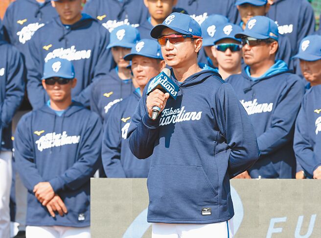 中华职棒富邦悍将昨日开训，总教练丘昌荣写下心愿「努力」，预计安排25场实战「以赛代训」，洋投加本土投手预计排出8至10名先发。（中央社）