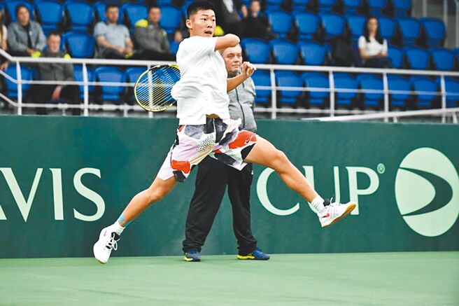 現役台灣網球男單一哥曾俊欣，與隊友一起在台維斯盃世界1級升降賽對抗地主墨西哥。（資料照／中華民國網球協會提供）