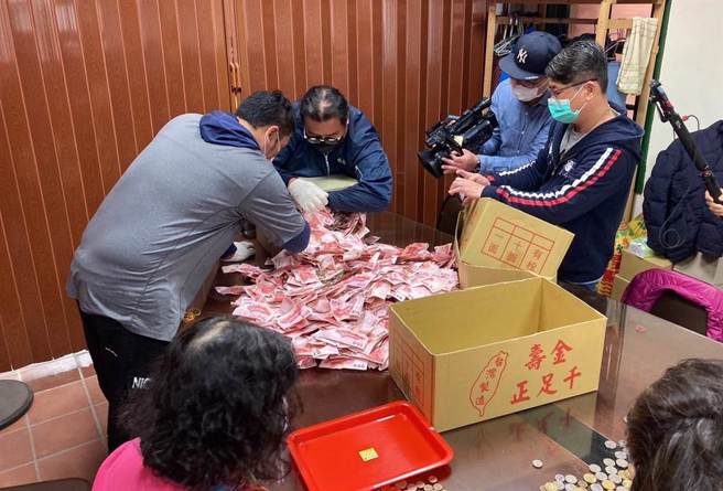 彰化南瑶宫开直播点香油钱，一共收到198万元，相较去年上升60万。(图／南瑶宫提供)