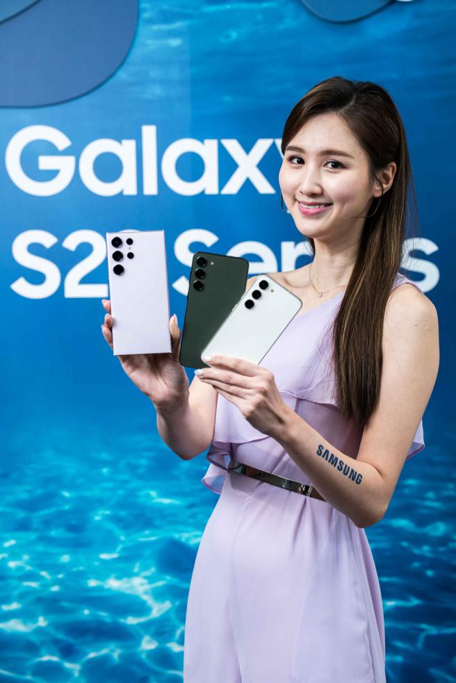 三星今（2日）凌晨举行了Galaxy Unpacked 2023，推出了全新Galaxy S23（右起）、S23+、S23 Ultra 3款新机，均以「Galaxy for the Planet」的永续发展愿景打造。（石智中摄）