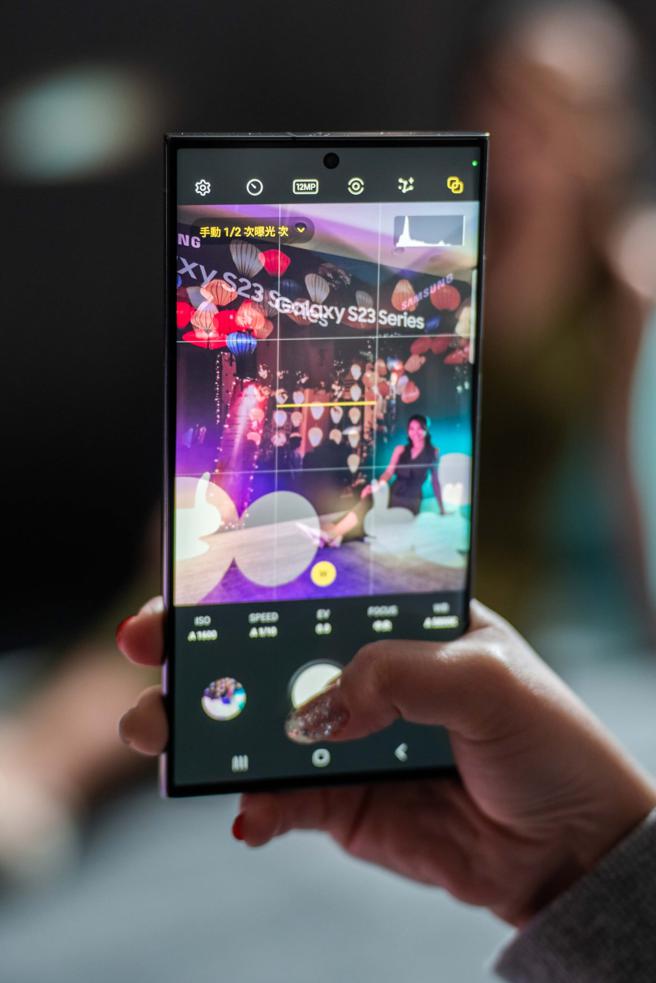 三星全新Galaxy S23系列新增支援Expert Raw功能，新增了多重曝光功能，让使用者能发挥更多的创意。（石智中摄）