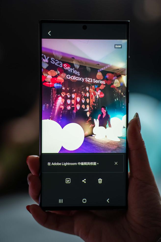 三星全新Galaxy S23系列新增支援Expert Raw功能，新增了多重曝光功能，让使用者能发挥更多的创意。（石智中摄）