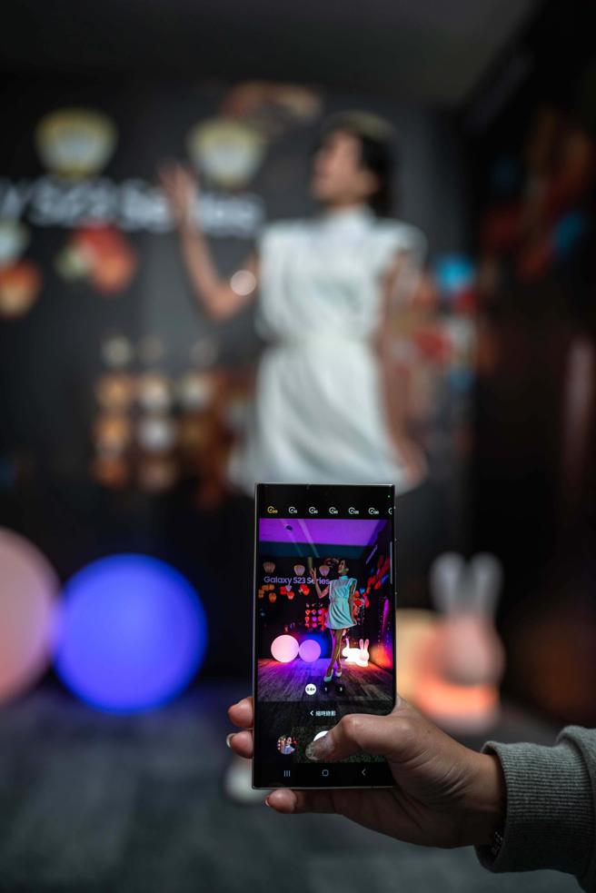 三星全新Galaxy S23系列在缩时摄影的功能上，也提升至无限的曝光时间，以方便拍摄长时间的缩时摄影，像Galaxy S23 Ultra内嵌的S Pen，长时间曝光就可靠S Pen来按下快门也不怕成像被影响。（石智中摄）