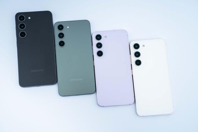 三星全新的Galaxy S23，推出紫、绿、白、黑 4色，预计将于17日起陆续于全球特定市场开卖，台湾目前未公布开卖时间，美金定价为？元（台币约？元）。（石智中摄）