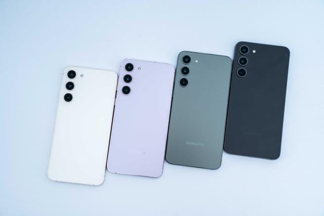 三星全新的Galaxy S23+，推出紫、绿、白、黑 4色，预计将于17日起陆续于全球特定市场开卖，台湾目前未公布开卖时间，美金定价为？元（台币约？元）。（石智中摄）