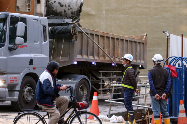 劳动部劳动基金运用局1日公布2022年全年收益，评价后收益数为亏损3821亿元。（邓博仁摄）