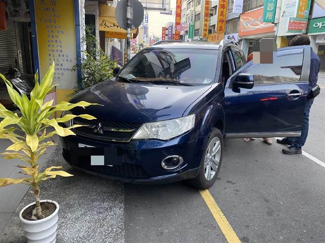 吴姓男子日前在丰原警分局顶街派出所外徘徊，形迹十分可疑，警方透过电脑查证该车系失窃车辆后，随即驱车追缉逮捕到案。(警方提供／陈世宗台中传真)