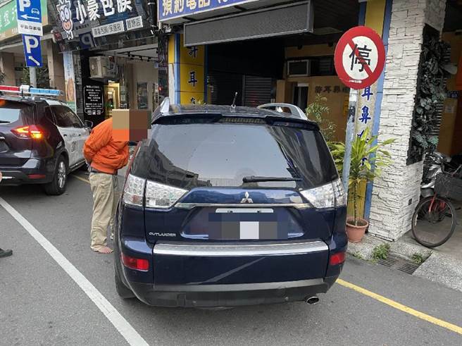 吴姓男子日前在丰原警分局顶街派出所外徘徊，形迹十分可疑，警方透过电脑查证该车系失窃车辆后，随即驱车追缉逮捕到案。(警方提供／陈世宗台中传真)